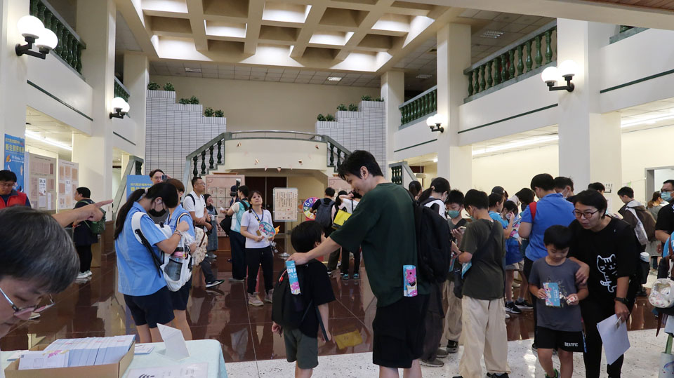 民眾不畏風雨熱情參與，展區人潮絡繹不絕，互動交流熱烈，洋溢溫馨歡欣氣氛。