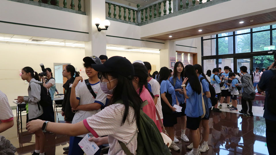 莘莘學子們利用中研院院區開放日，親身感受歷史檔案的知識與學習熱情。