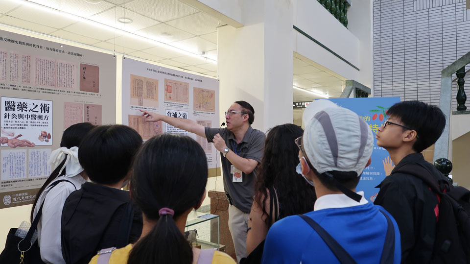 檔案館蕭雅宏編審帶領民眾導覽展區，解說近代醫療與養生文化。