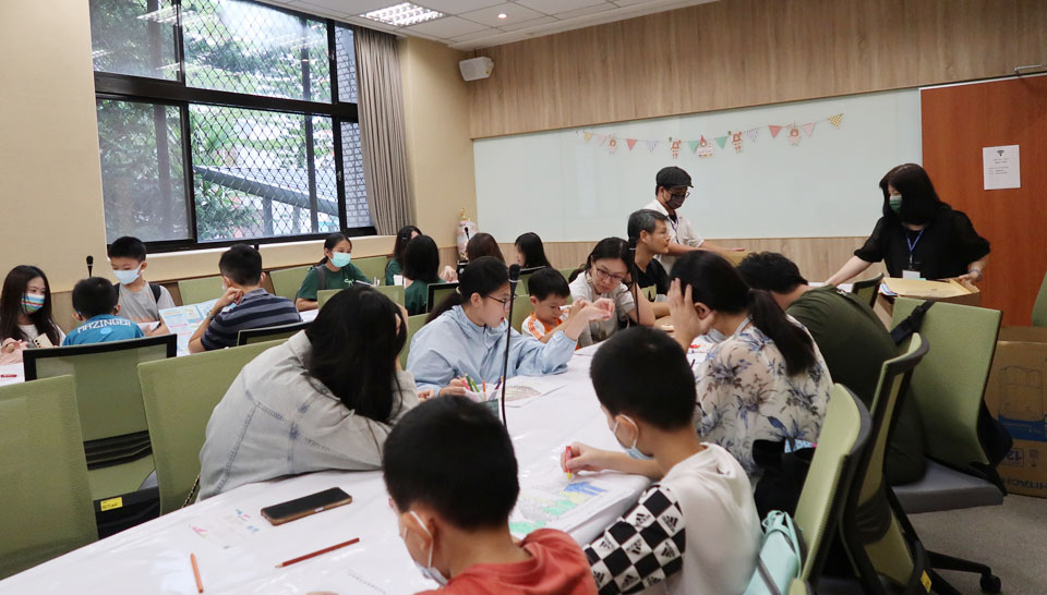 近史所70週年彩繪派對，成功吸引親子同樂，現場充滿歡笑與創意。