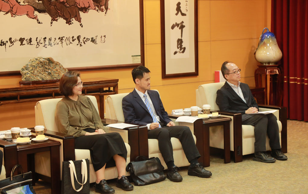 近史所主管出席簽約儀式,與會人員就合作事宜進行交流:右起為巫仁恕副所長、檔案館蘇聖雄主任、圖書館林玲君主任。