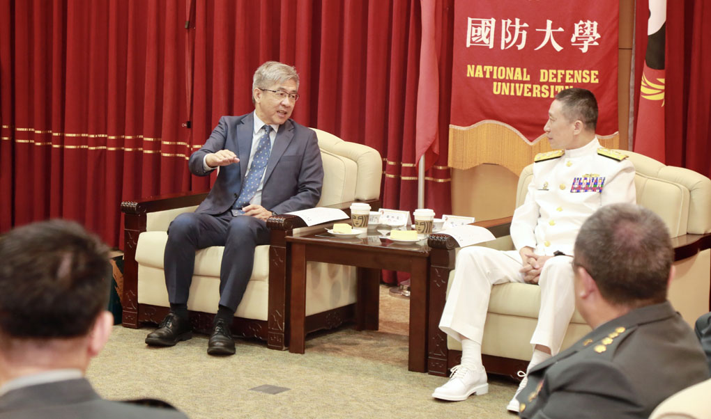 簽約儀式前會談經驗分享:近史所雷祥麟所長(左)、國防大學校長劉志斌上將(右)。