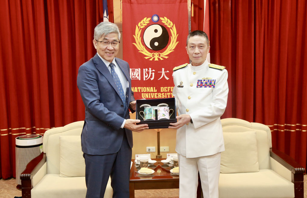 雙方互贈禮品:近史所雷祥麟所長(左)、國防大學校長劉志斌上將(右)。