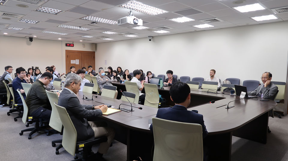 與會學人仔細聆聽唐啟華教授講演