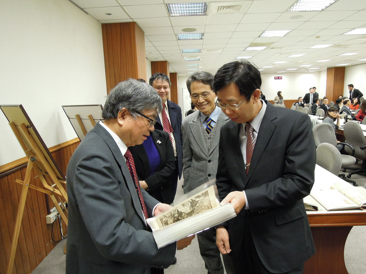 與會人員於現場檢視相關史料