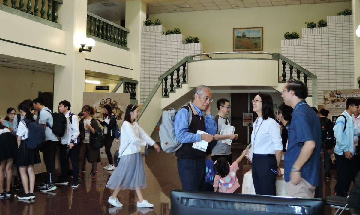 前檔案館張寧主任(右二白襯衫者)於活動中進行導覽與互動解說,旁為民眾參與。