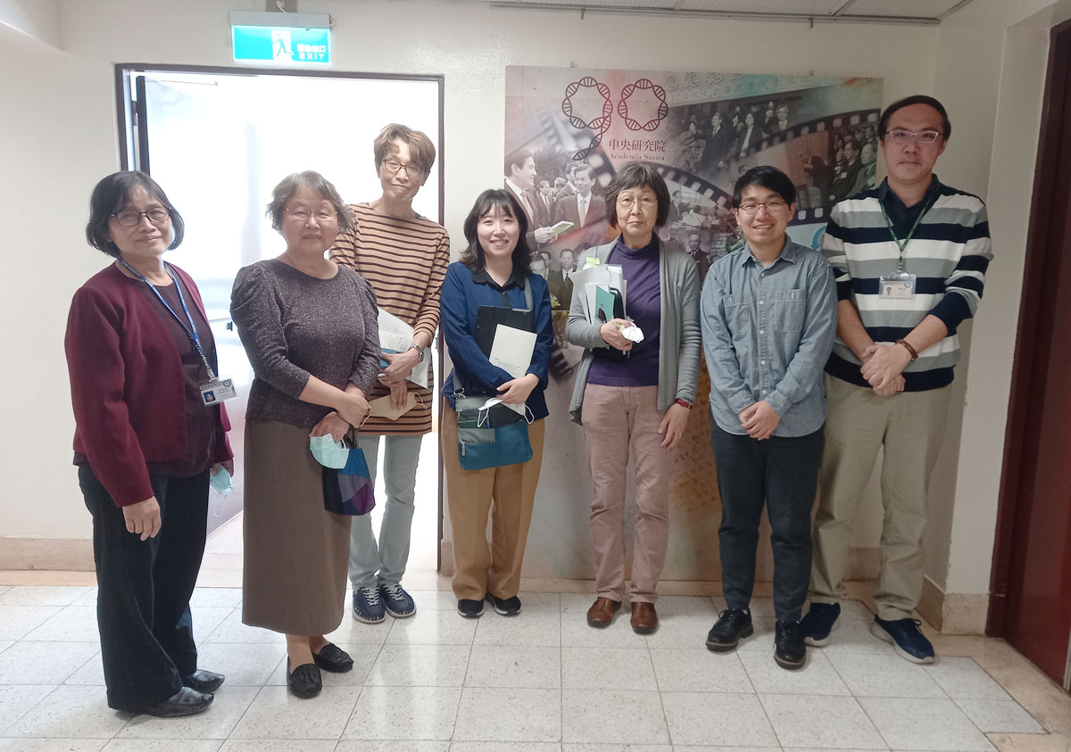 （第一排由左至右）近史所檔案館館員蔡淑瑄、臺灣史研究所研究員鍾淑敏、日本學人及編審蕭雅宏於檔案館閱覽室前合影。