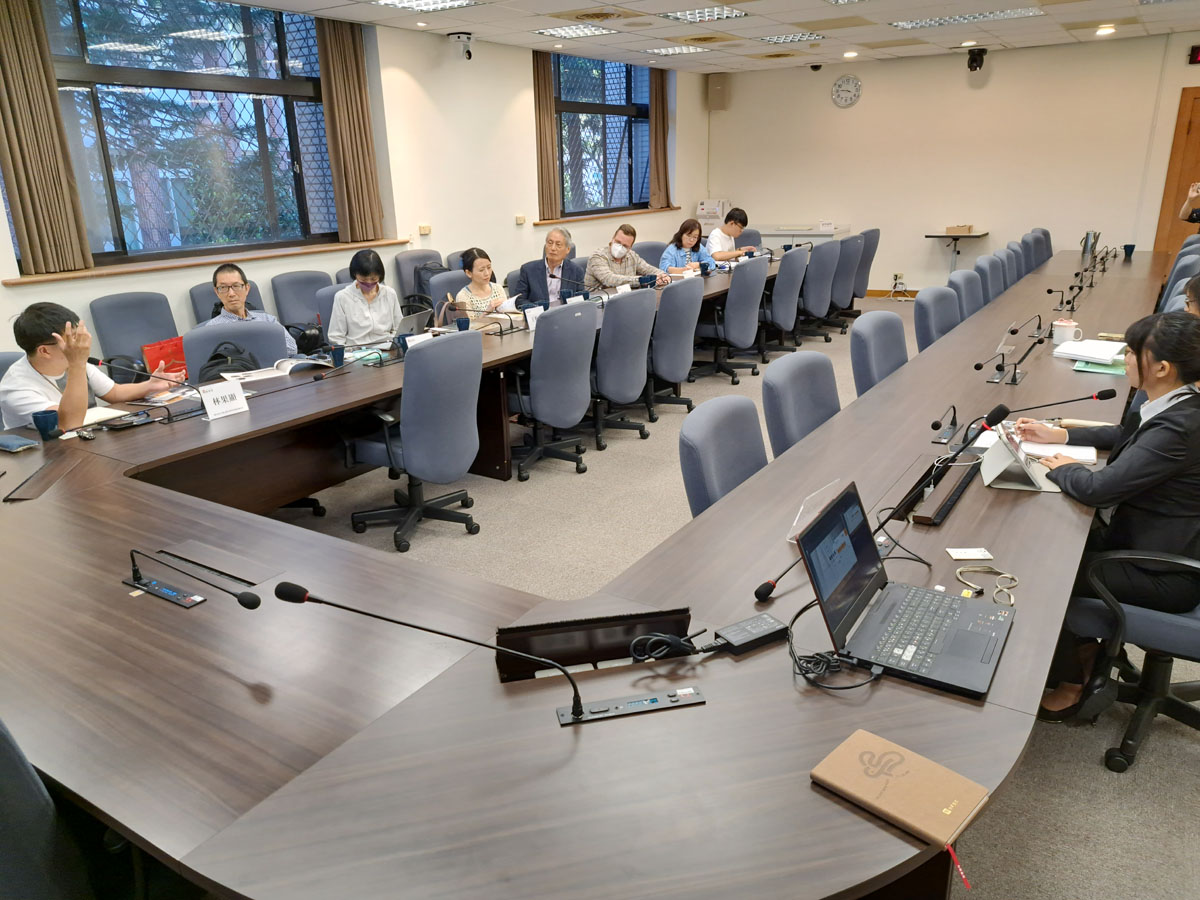 圖一:近史所檔案館進行館務與研究資源簡介,並與政治大學臺灣史研究所「冷戰史工作坊」學員進行互動交流。