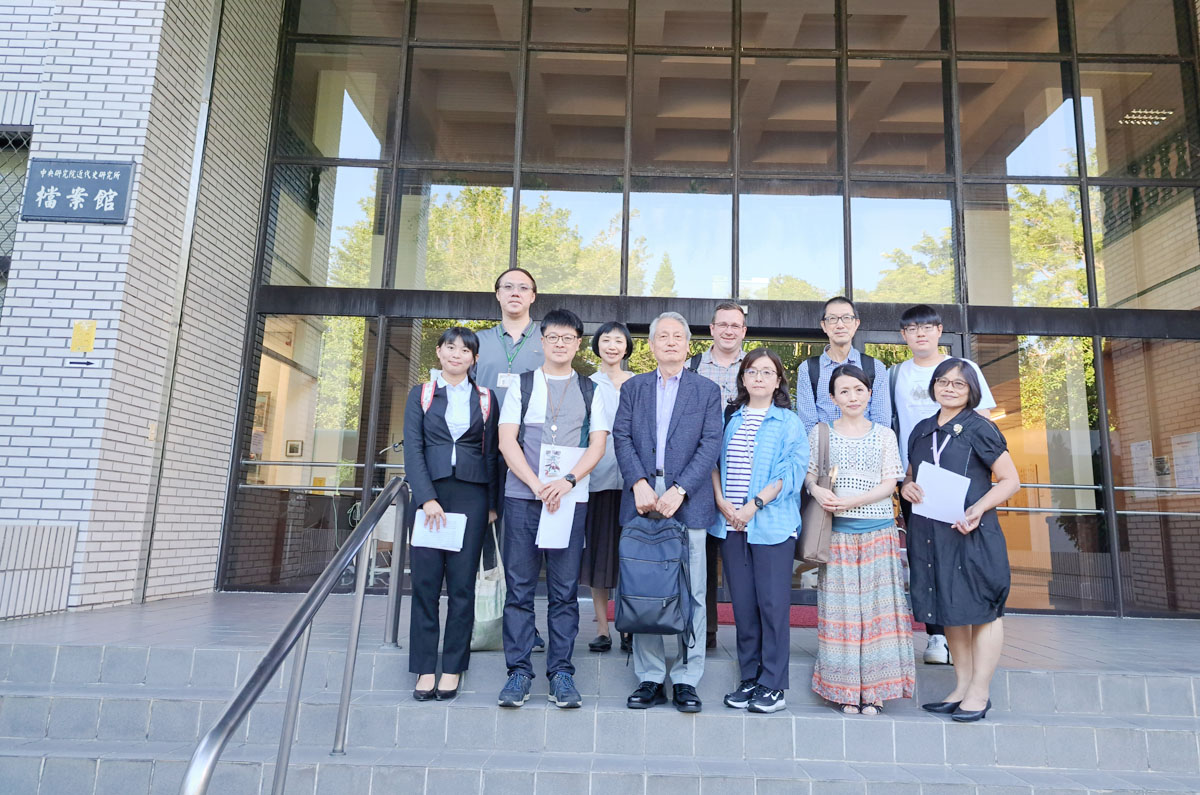 圖二:政治大學臺灣史研究所「冷戰史工作坊」學員於檔案館合影。