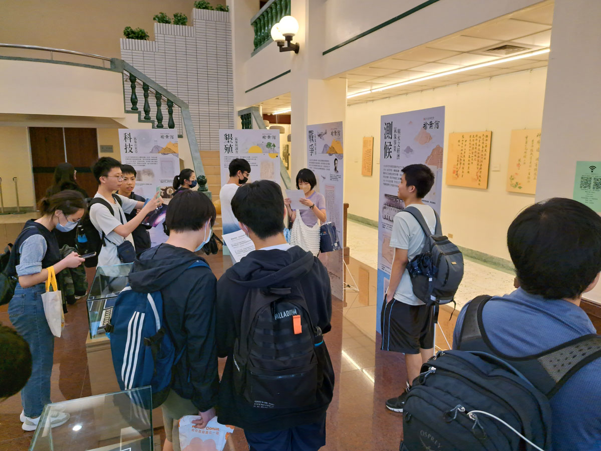 圖一：參觀學生於特展展場自由觀展，透過檔案展件認識氣象科技與歷史脈絡。