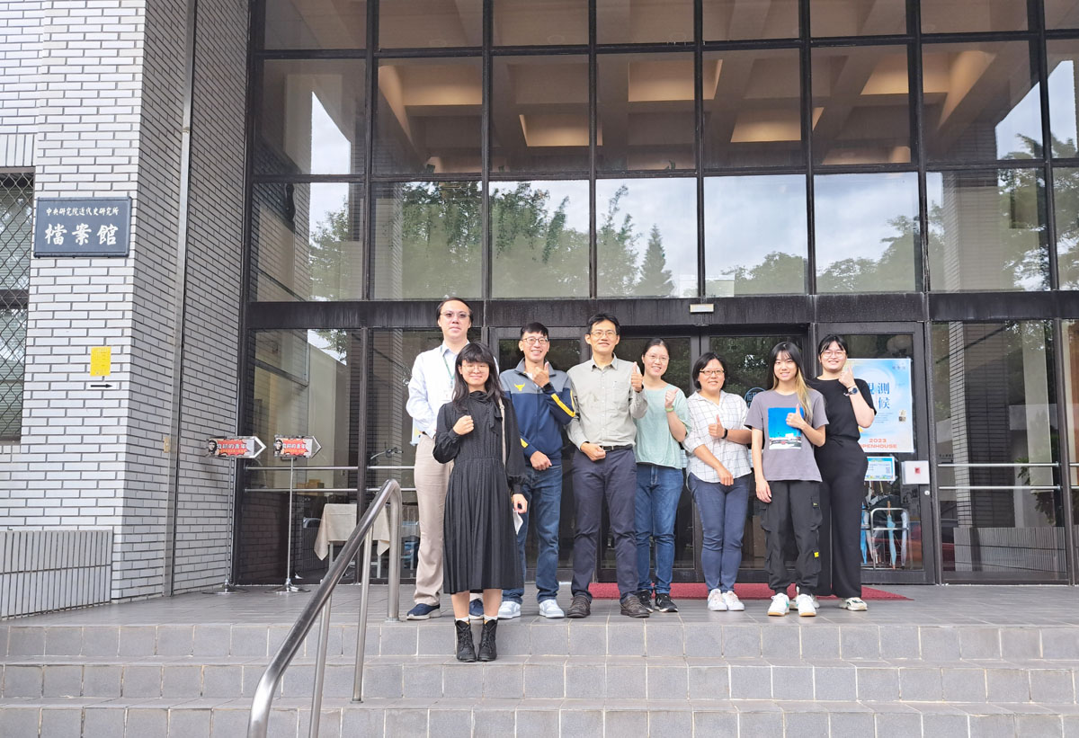 圖一：政治大學歷史研究所教授許峰源（第二排左3）、近史所檔案館編審蕭雅宏（第二排左1）及學員於檔案館大門合影。
