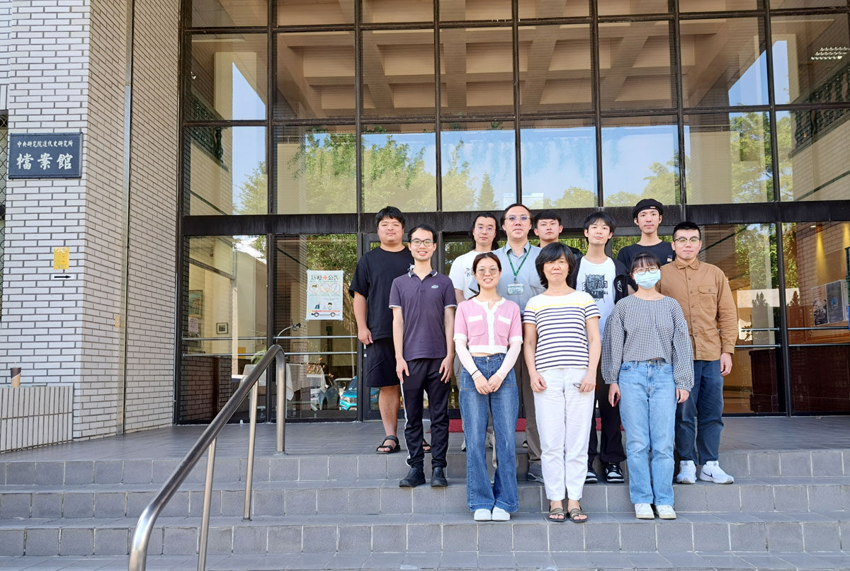 圖一：清華大學歷史研究所所長毛傳慧（第一排中）、近史所檔案館編審蕭雅宏（第二排左2）及學員於檔案館大門合影。