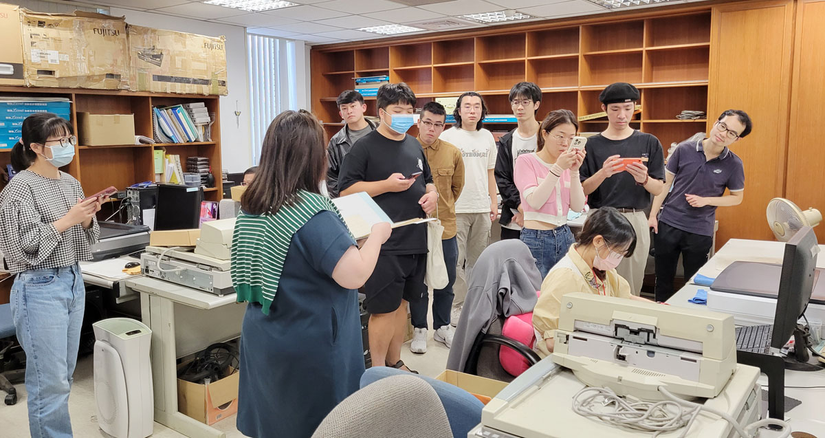 圖二：參訪期間，學員參觀近史所檔案館之數位化作業流程。 