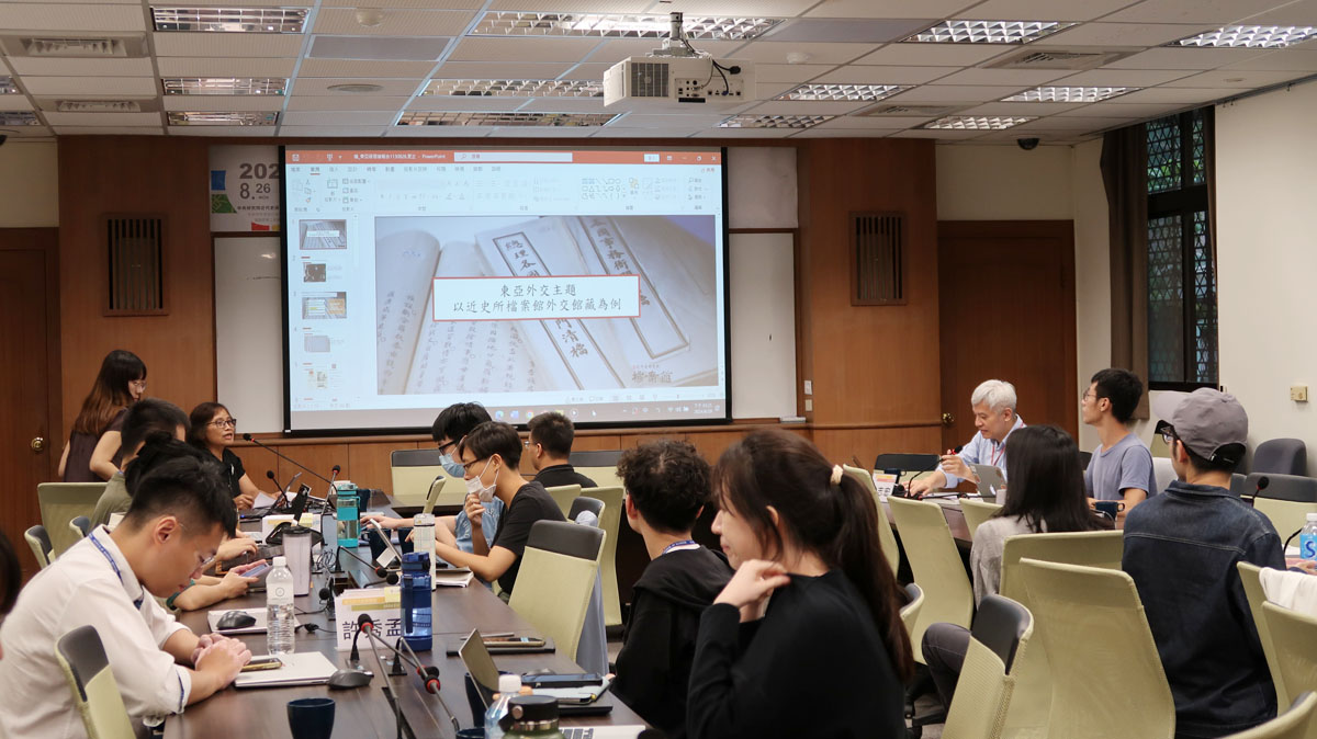 圖一：近史所檔案館館員蔡淑瑄介紹館藏特色與檔案利用方式，並以館藏外交檔案中的東亞外交主題進行交流與分享。 研習營紀錄照／近史所檔案館 攝