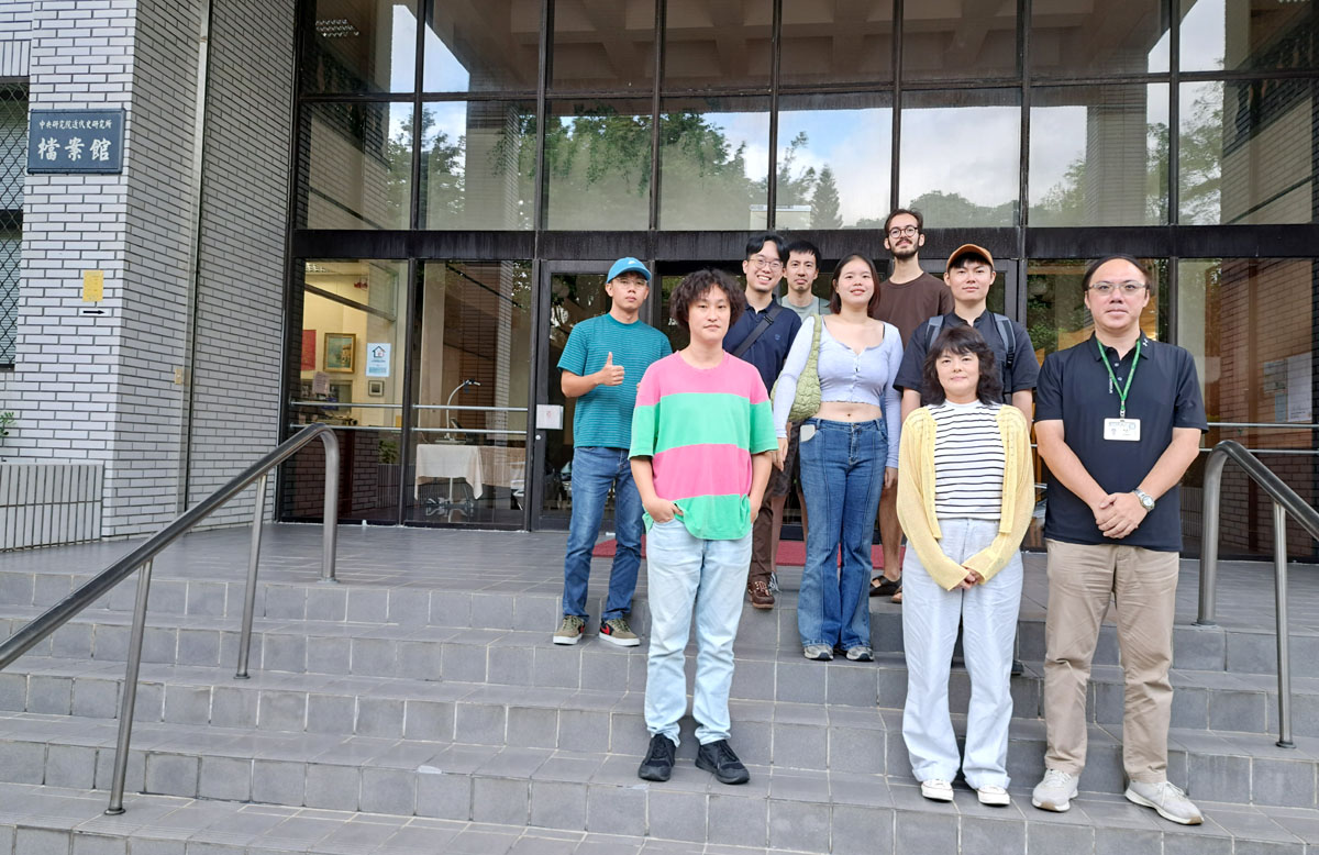 (第一排右至左)近史所檔案館編審蕭雅宏、陽明交通大學科技與社會研究所教授嚴曉珮及學員於檔案館大門合影。