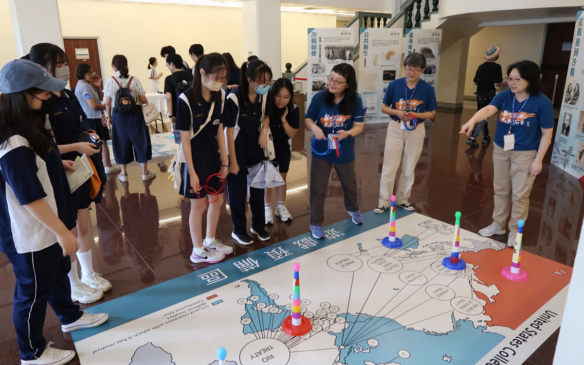 圖三：民情熱情參與「冷戰地圖套圈圈」互動遊戲。