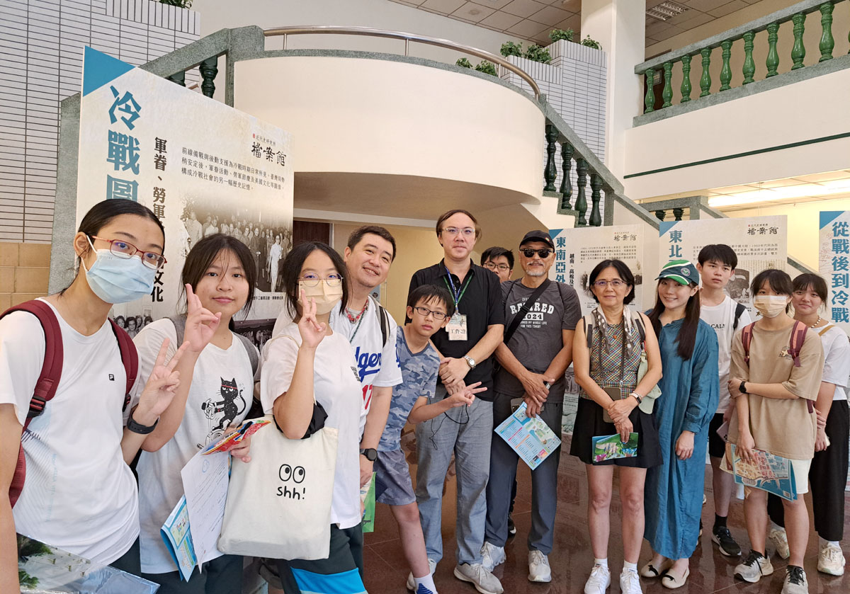 圖五:參展民眾與近史所檔案館編審蕭雅宏合影。