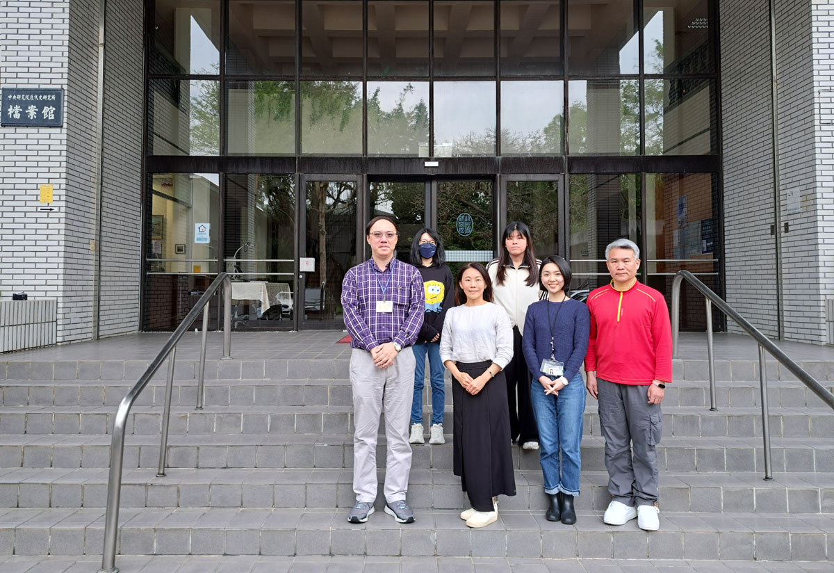 (第一排由左至右)近史所檔案館編審蕭雅宏、中國文化大學日文系副教授黃美惠、郭廷以圖書館學科館員張瑜庭以及學員們於檔案館大門合影。