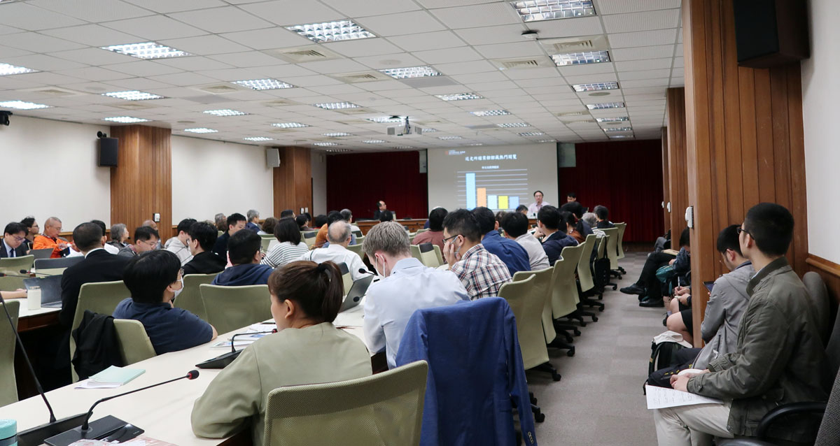 圖一：近史所70週年所慶：「近代史的新視野」論壇會場，由檔案館報告。