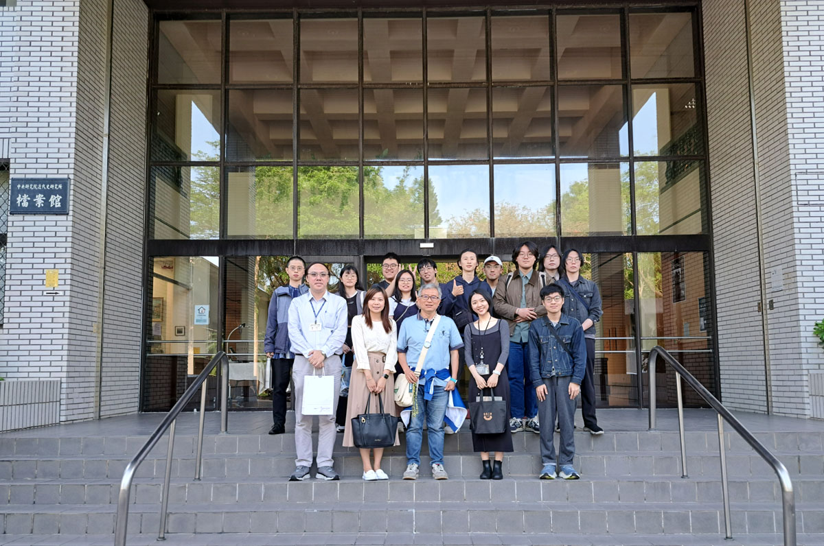 (第一排由左至右)近史所檔案館編審蕭雅宏、東華大學歷史系助理教授劉芳瑜、東華大學歷史系教授陳進金、郭廷以圖書館學科館員張瑜庭及學員們於檔案館大門合影。