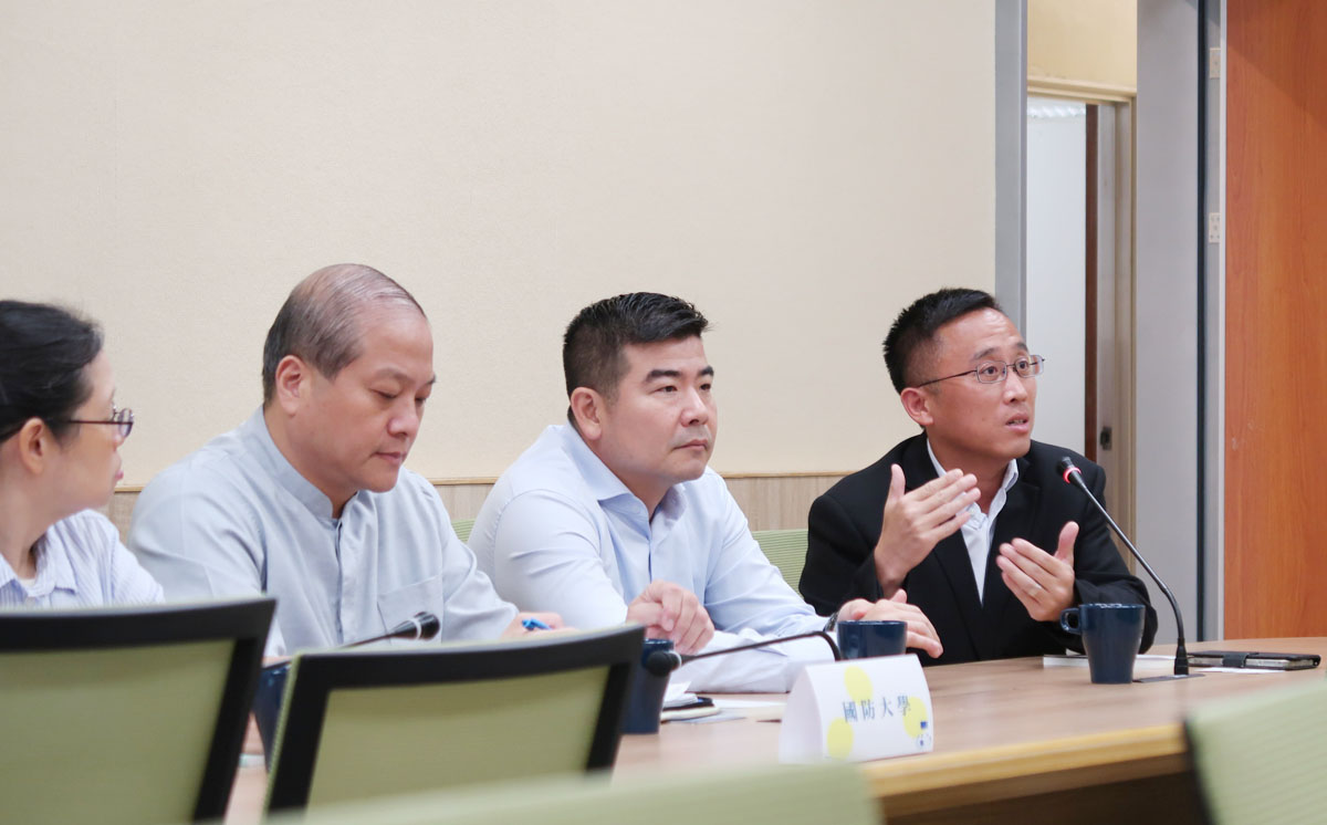 圖二：（由右至左）國防大學副教育長羅偉中、資訊圖書中心主任王琇宏、通識教育中心主任劉瀚嶸、通識教育中心副教授任育德。