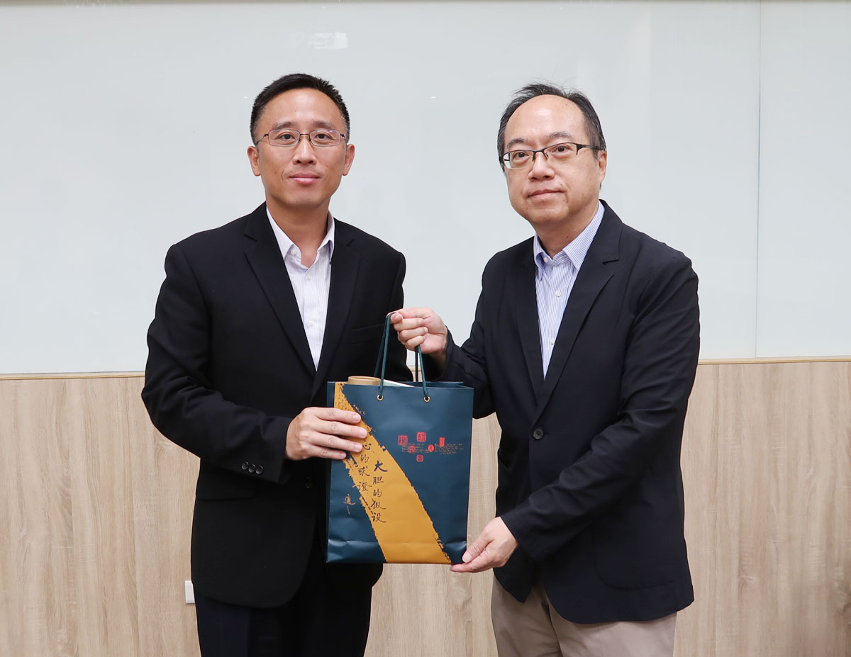 圖三：雙方互贈紀念品，近史所副所長巫仁恕（右）和國防大學副教育長羅偉中（左）。