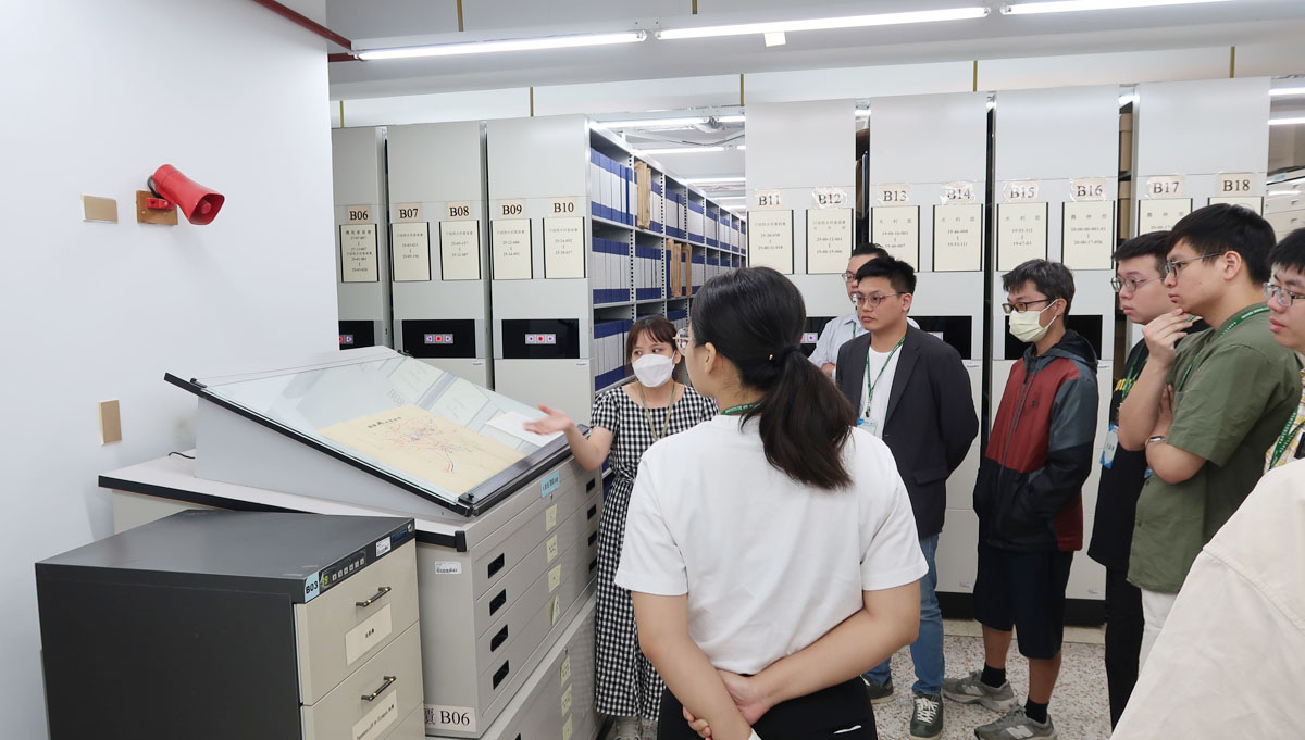 圖二：研習營學員參訪檔案館庫房情形。
