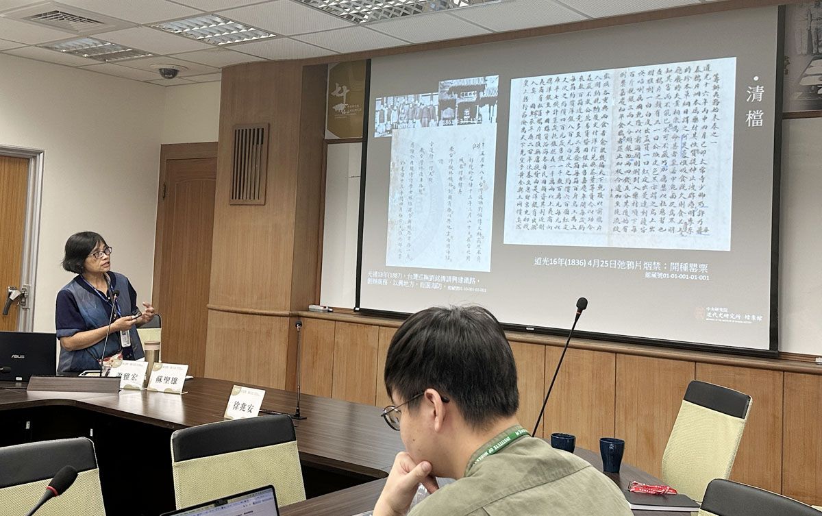 圖三：檔案館館員蔡淑瑄介紹館藏外交部檔案。