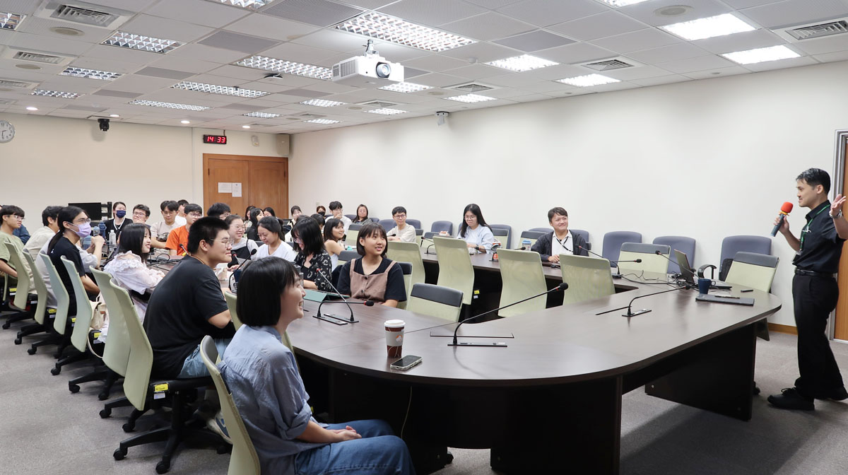 圖一：臺灣大學歷史系學員於檔案館簡報時間互動情形。