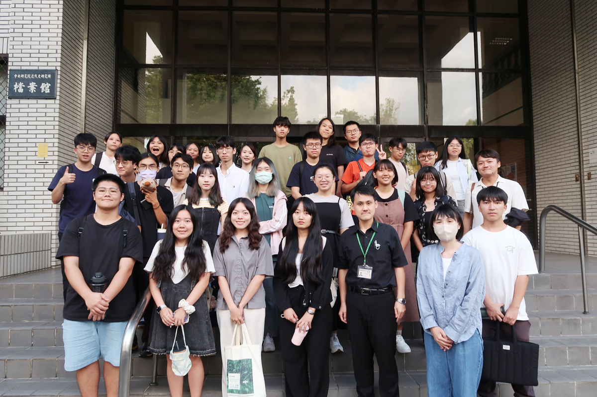 圖二:(第一排由右至左)臺灣大學歷史系助理教授曾寶滿、近史所檔案館主任蘇聖雄及學員們於檔案館大門合影。