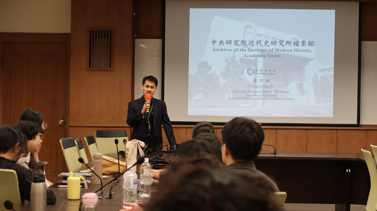 圖一：臺灣大學歷史系學員於檔案館簡報時間互動情形。
