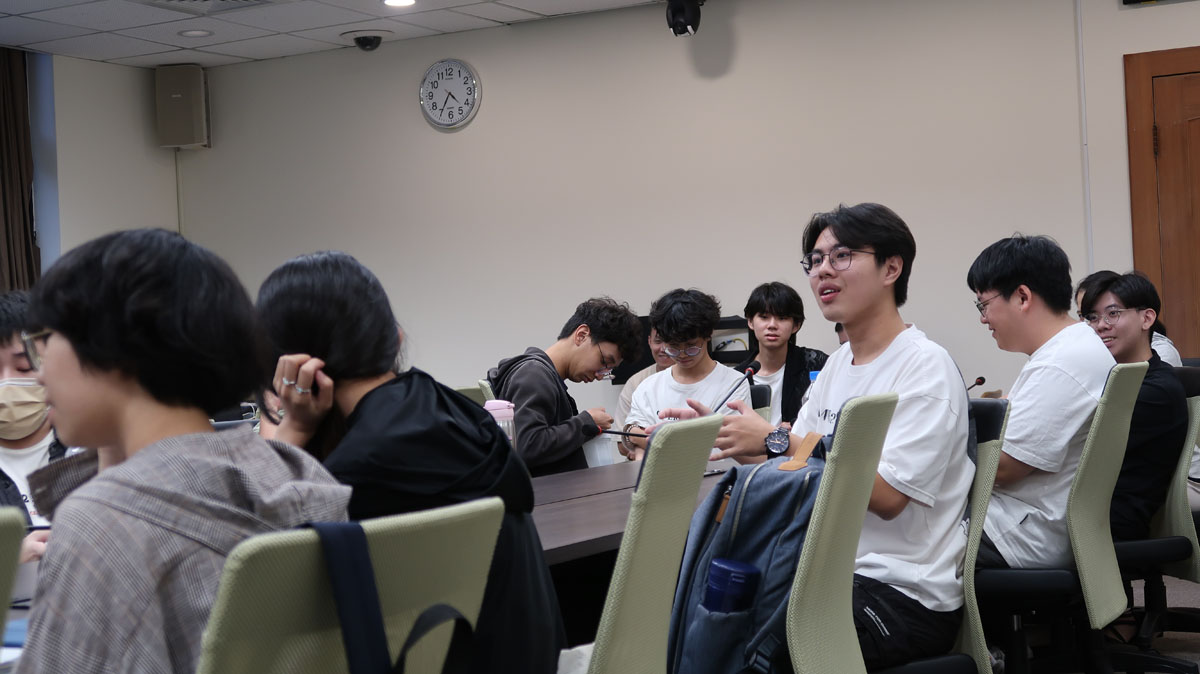 圖二：臺灣大學歷史系學員踴躍提問。 