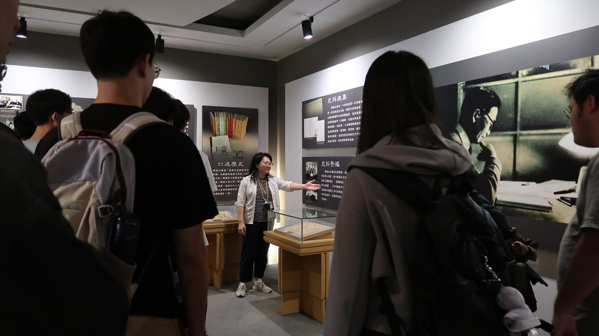 圖四：檔案館館員張慧貞導覽檔案郭廷以紀念室。 