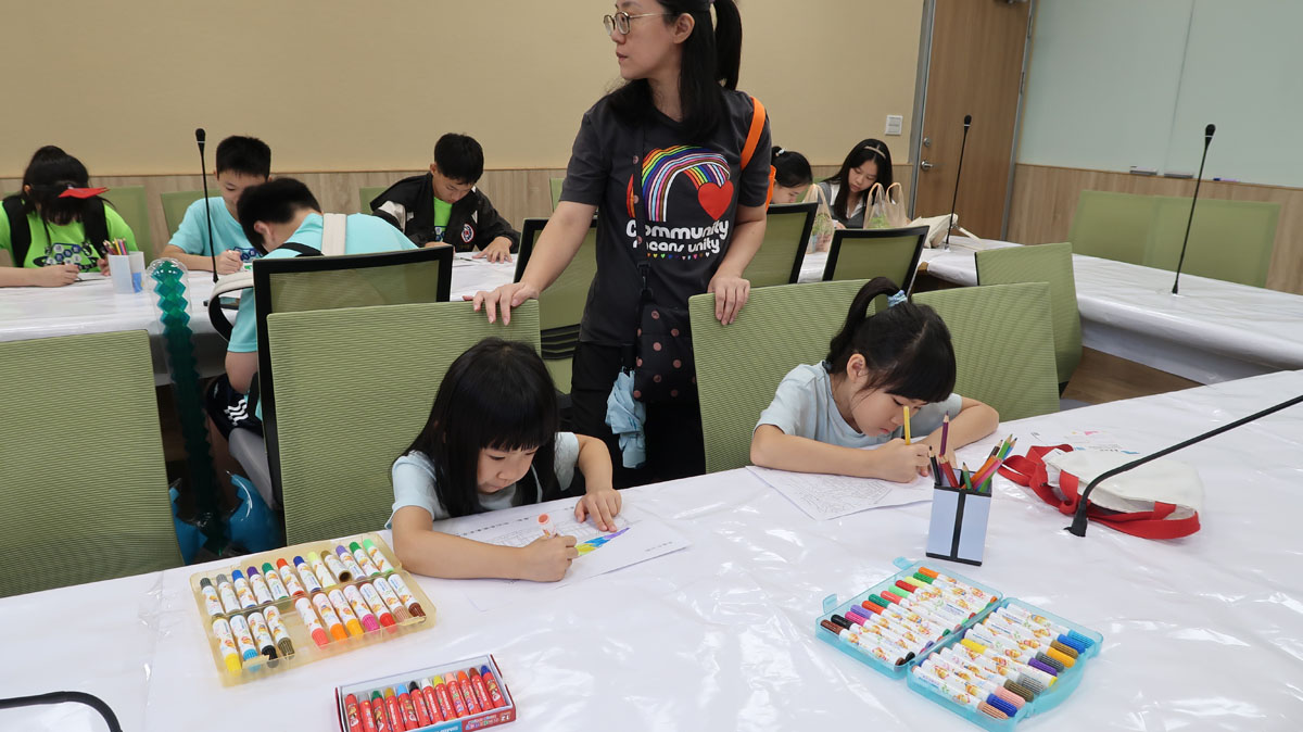 圖三：孩童參與「彩繪派對 × 近史所70歲生日快樂」活動，專注繪畫近史所建築群，展現童真創意。
