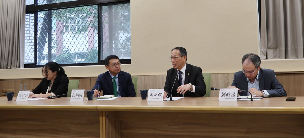 圖一：外交部資電處張處長嘉政（右2）發言。呂副處長炳舜（左2）、劉副總領事政星（右1）及陳科長慧縈（左1）。