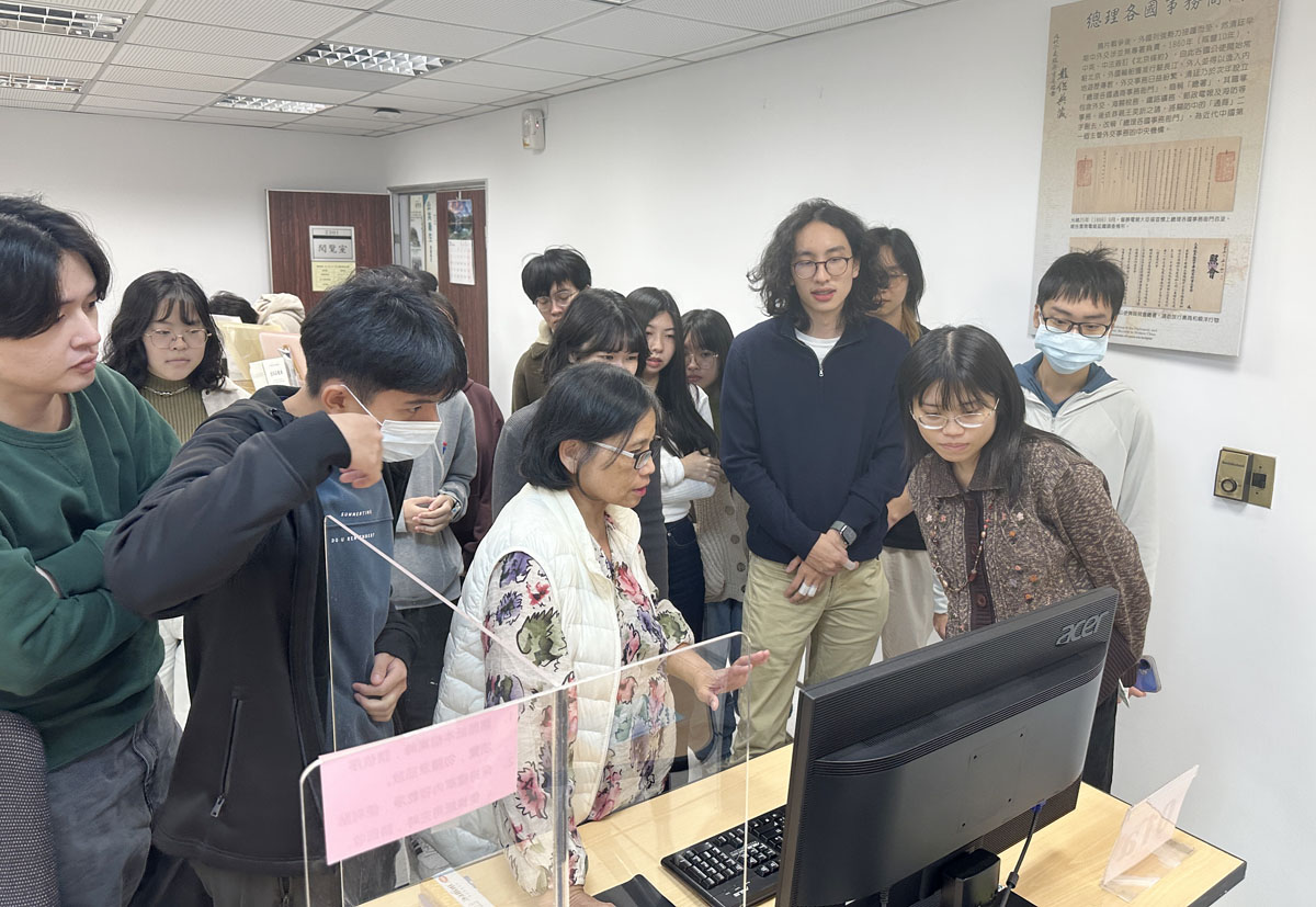 圖一：臺灣大學歷史系參觀閱覽室情形。
