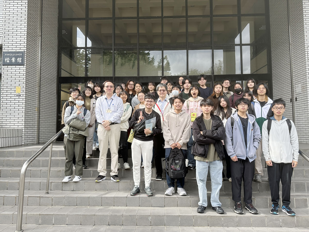 圖二：臺灣大學歷史系助理教授吳俊瑩（第三排左3）、近史所檔案館編審蕭雅宏（第三排左2）及學員們於檔案館大門合影。
