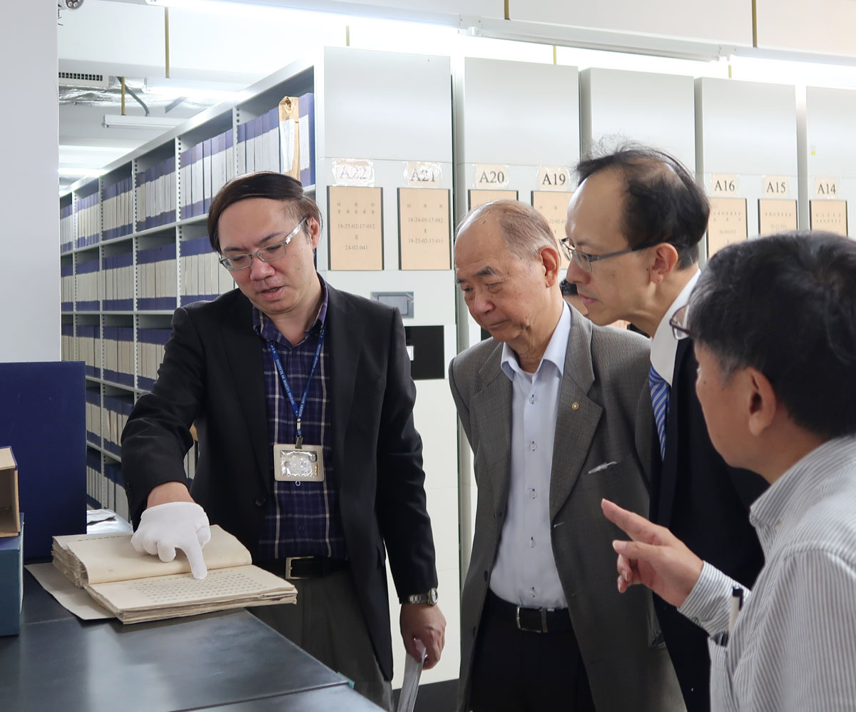 圖二：臺灣大學歷史系助理教授吳俊瑩（第三排左3）、近史所檔案館編審蕭雅宏（第三排左2）及學員們於檔案館大門合影。