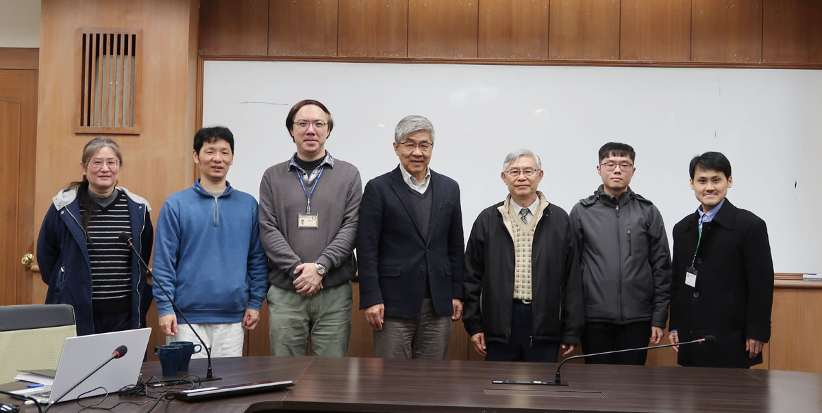 圖一：（由左至右）近史所數位資料庫小組組員林明宜、組員陳建安、檔案館編審蕭雅宏、近史所所長雷祥麟、中國醫藥大學中西醫結合研究所所長張恒鴻、博士生吳彥頡及檔案館主任蘇聖雄合影。