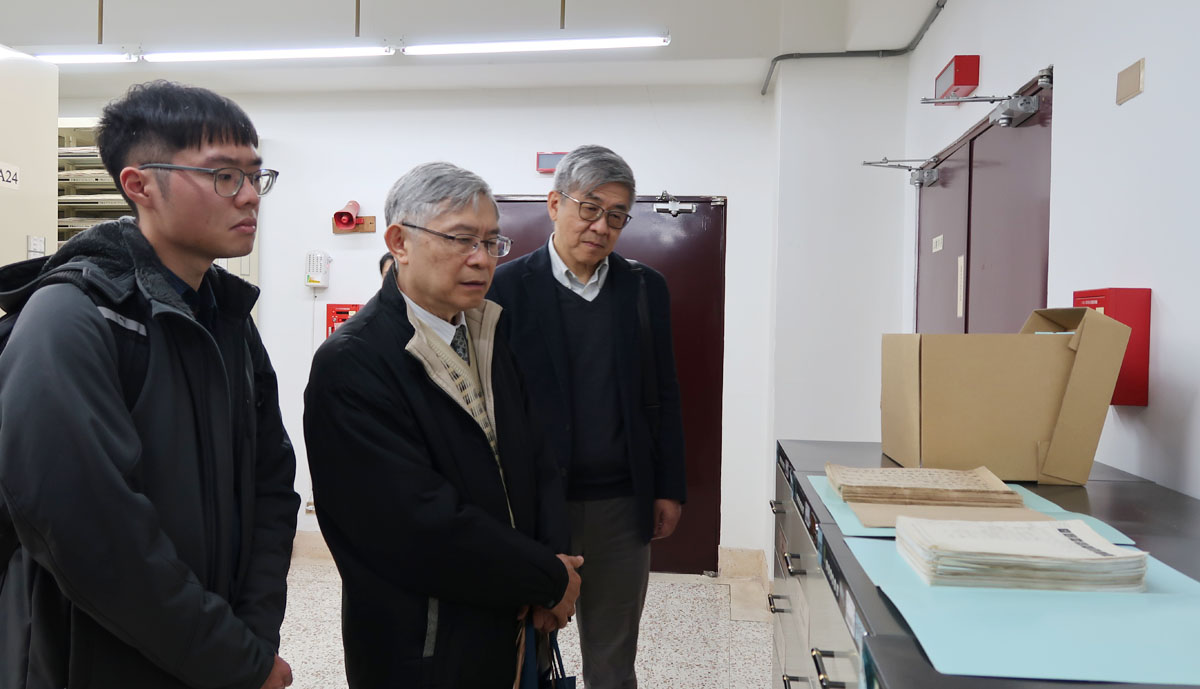 圖四：庫房參觀。（由右至左）近史所所長雷祥麟、中國醫藥大學中西醫結合研究所所長張恒鴻及博士生吳彥頡。