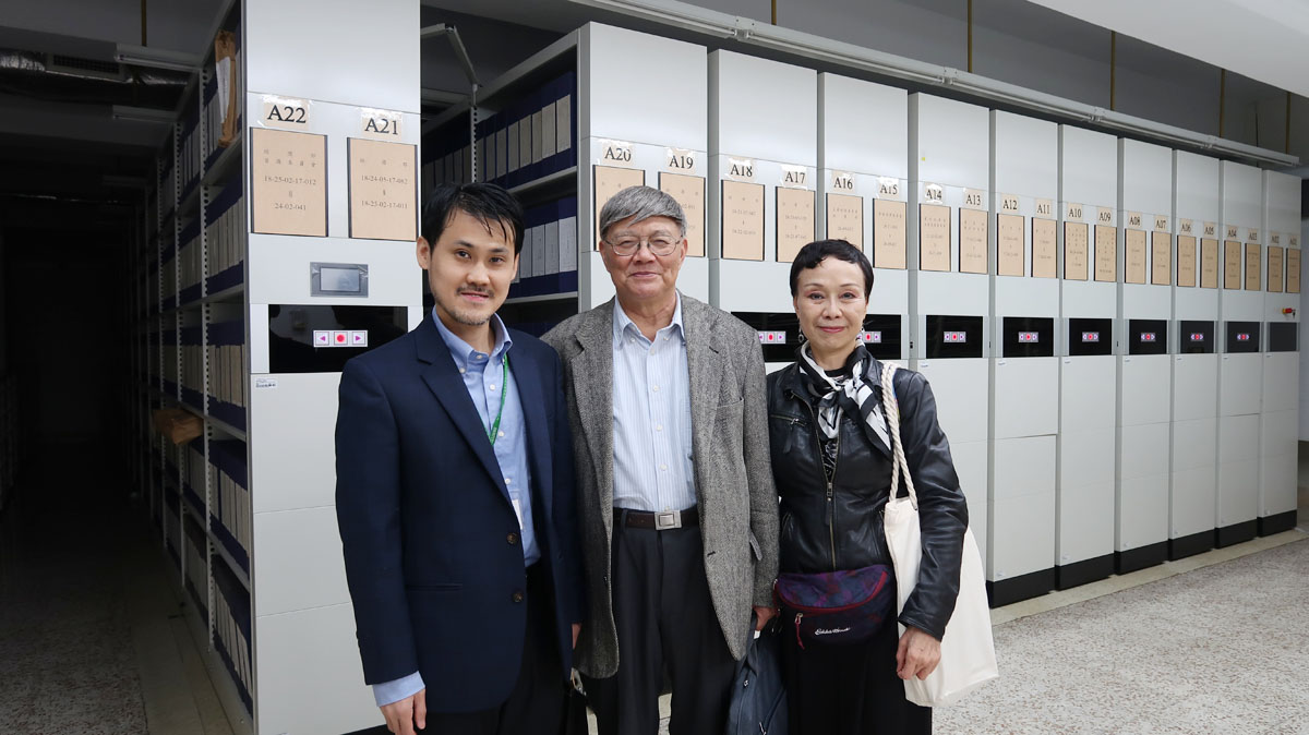 庫房參觀合影：美國加州州立大學洛杉磯榮休教授宋永毅（中）、宋教授夫人（右）及檔案館主任蘇聖雄（左）。