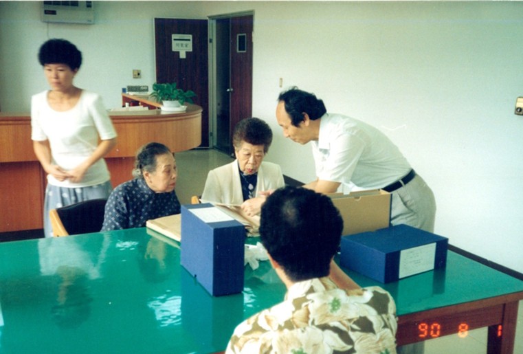 1990年中華婦女反共聯合會到館參訪。坐者左一為王亞權女士、左二為賈馥茗教授，背對者為王萍研究員，立者右一為黃福慶先生。
