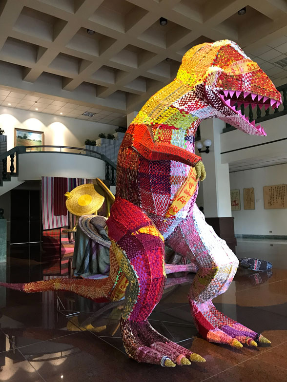 圖二：紅恐龍／2019／雕塑／複合媒材／270x250x200 cm／中研院近代史研究所檔案館 攝